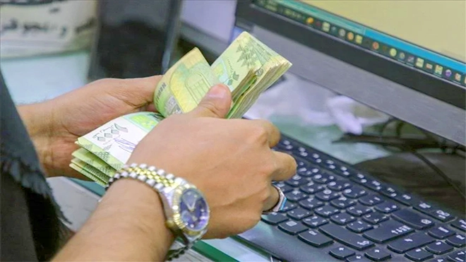 موظفون بعدن بلا مرتبات: "الحكومة نقّصت الأسعار وقطعت المشاهرة فبأيش نشتري"؟